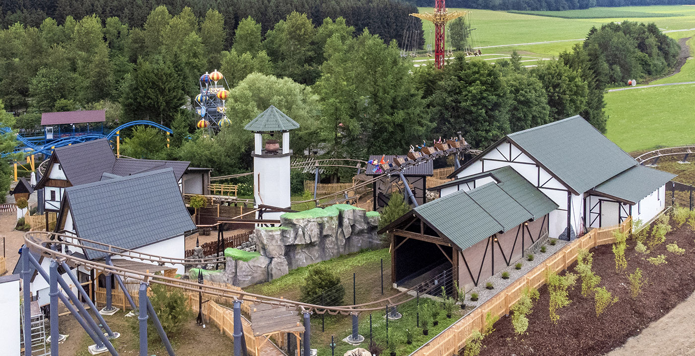 Freizeitpark in Österreich eröffnet „Zauberdorf“ mit Launch-Achterbahn