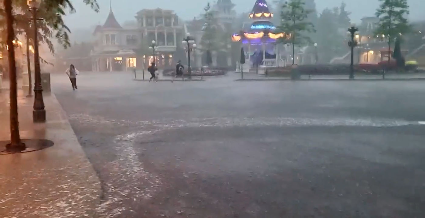 Starker Sturm im Disneyland Paris: geschlossene Attraktionen, überflutete Gehwege