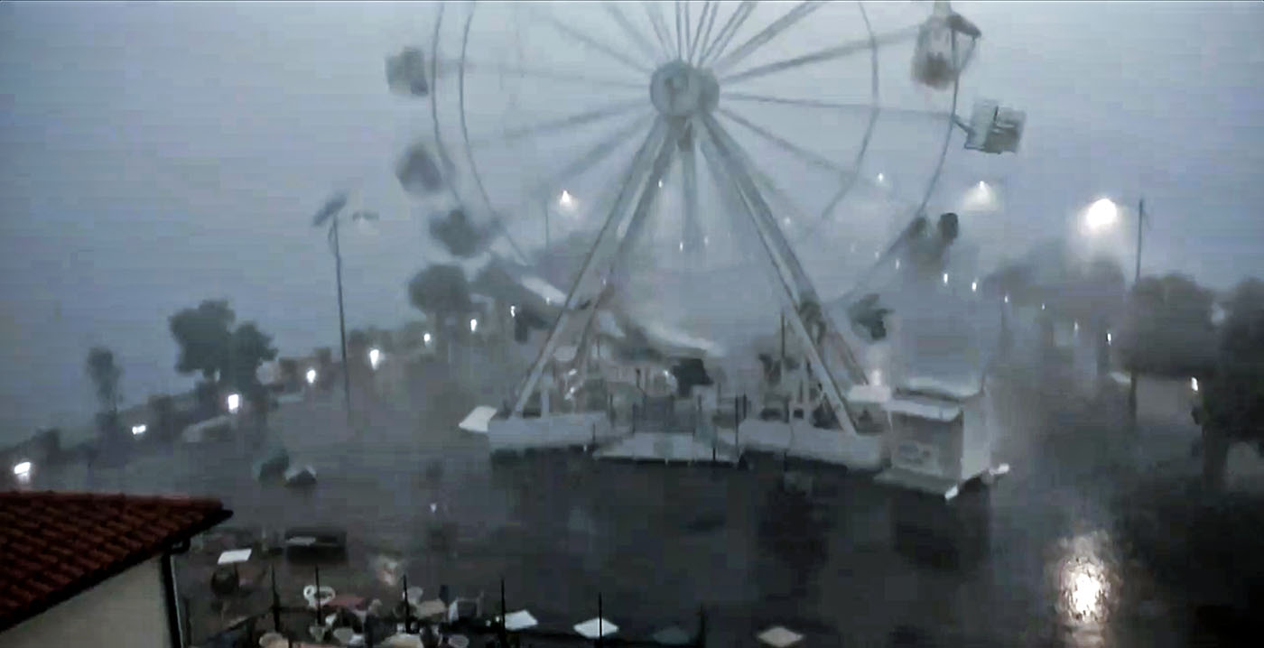 Video: Das geschlossene Riesenrad dreht sich während eines schweren Sturms weiter