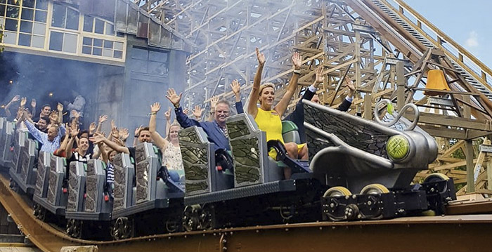 Video: Walibi-achtbaan Untamed geopend met vuurwerk