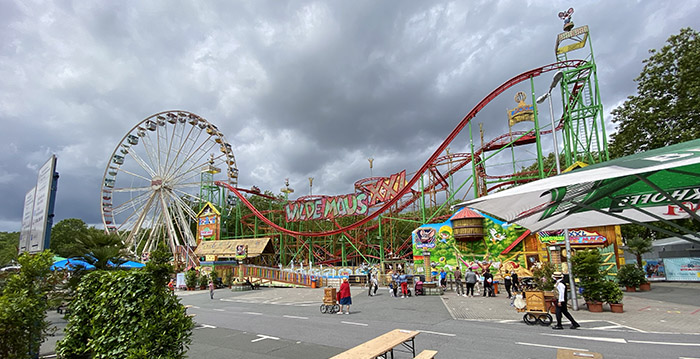 Foto's: tijdelijk pretpark duikt op in Duitse stad Dortmund