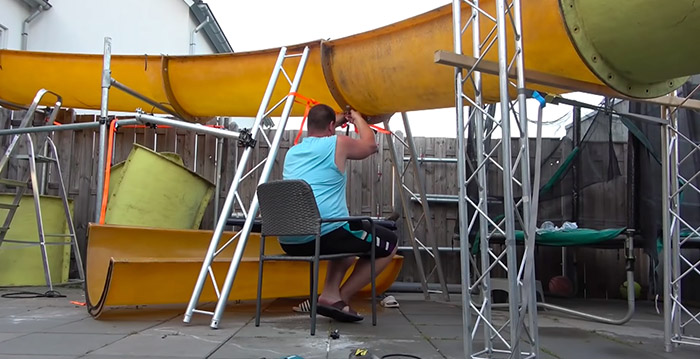 Pretparkfan bouwt grote waterglijbaan in de achtertuin