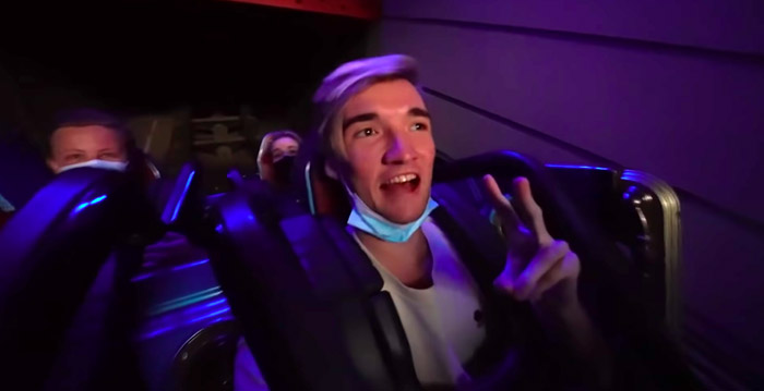 Youtuber Gio geeft verkeerde voorbeeld in Disneyland Paris: mondkapje overal af