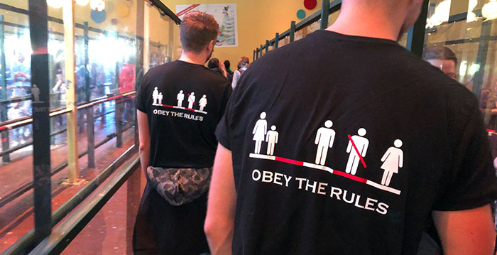 Efteling-fans wijzen andere bezoekers op coronaregels met T-shirt