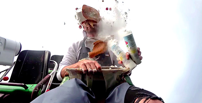 Youtubers proberen te koken in Walibi-achtbaan Goliath