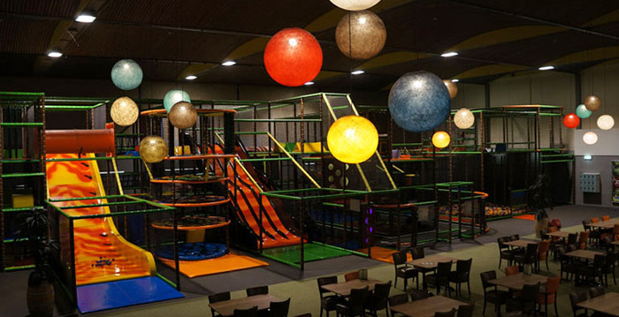 Een gezellige middag in een overdekt speelpark is uitgelopen op een massale vechtpartij:.