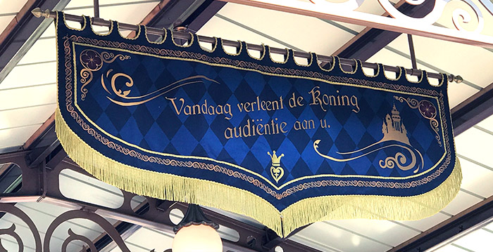 Eerste decoraties in wachtrij van Symbolica in de Efteling