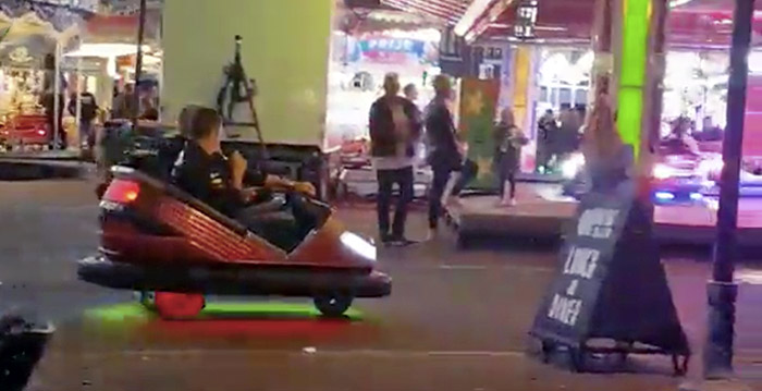 Video: grappenmakers rijden met botsauto over kermisterrein