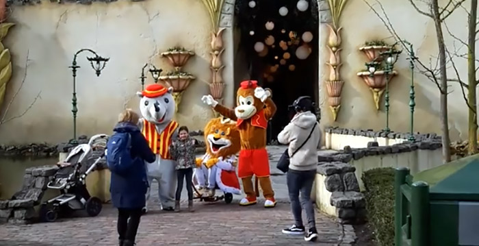 Youtubers van StukTV verkleed als mascottes in de Efteling