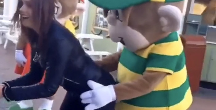 Zweeds pretpark in verlegenheid gebracht door oud filmpje met mascotte