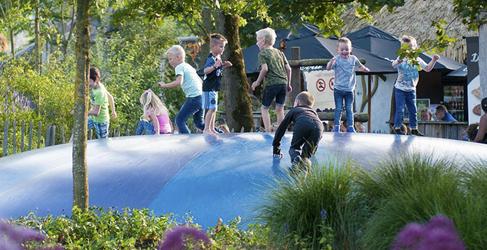 Overleden vrouw trakteert kinderen op dagje Toverland