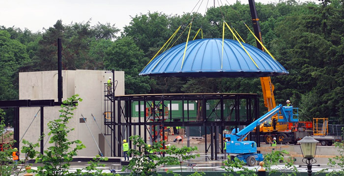 Koepeldak geplaatst bij nieuwe attractie Symbolica in de Efteling