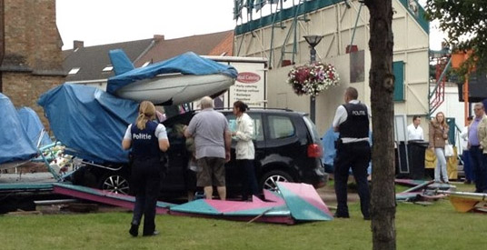 Auto ramt vliegtuigmolen op kermis