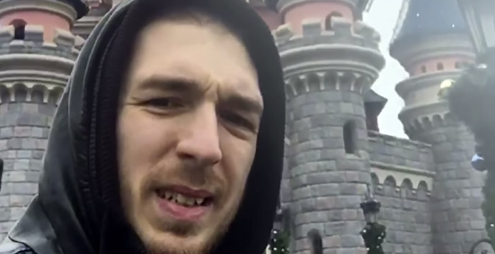 Hilarische video van chagrijnige vader in Disneyland Paris gaat viral