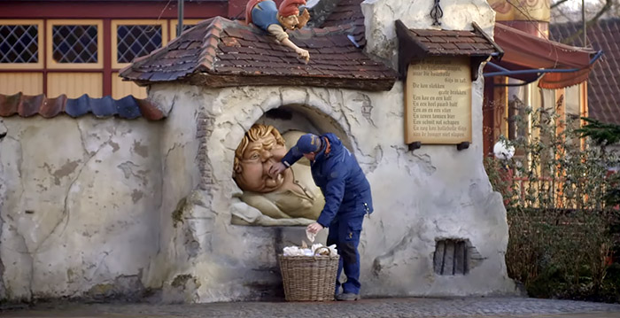 Video: Efteling zit zonder bezoekers, dus Holle Bolle Gijs moet bijgevoerd worden