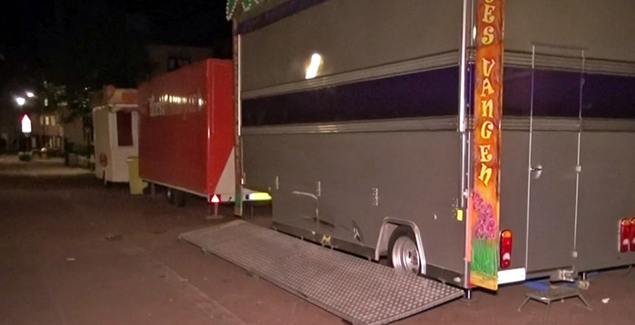 Dronken meisje (17) botst op kermiskraam: twee gewonden