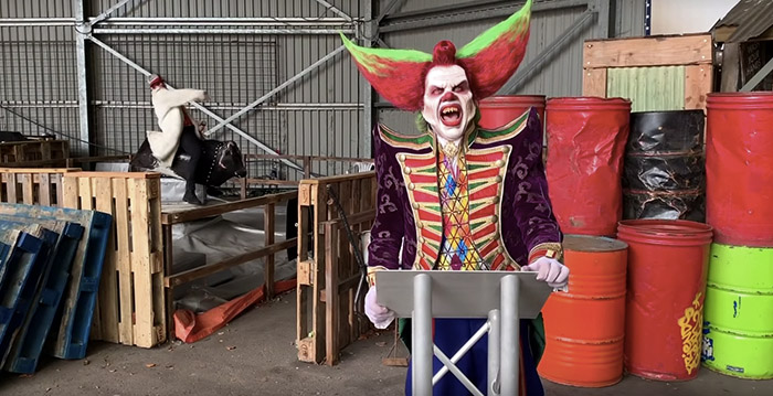 Video: Walibi-mascotte Eddie de Clown roast Ali B