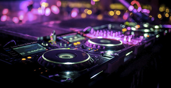 Ophef over 'homofobe' rappers bij hiphop-evenement in Disneyland Paris
