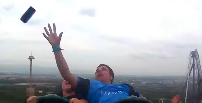 Heldendaad: bezoeker grijpt vliegende telefoon uit de lucht tijdens achtbaanrit