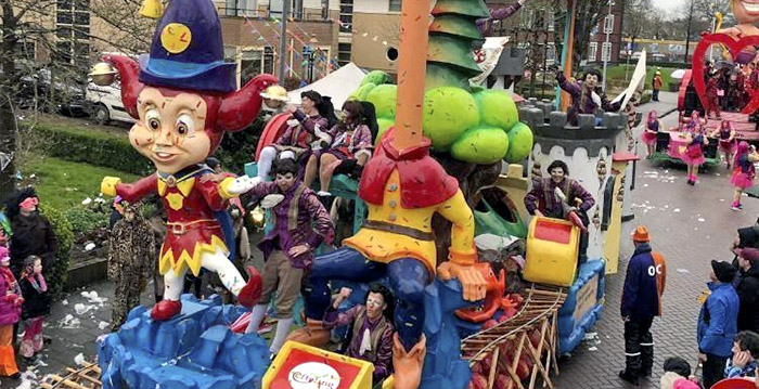 koop: carnavalswagen met Efteling-thema - Looopings.nl