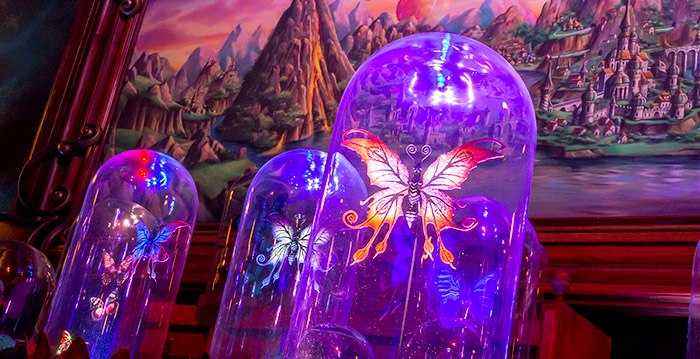 Video: bezoeker loopt door Efteling-attractie Symbolica tijdens storing