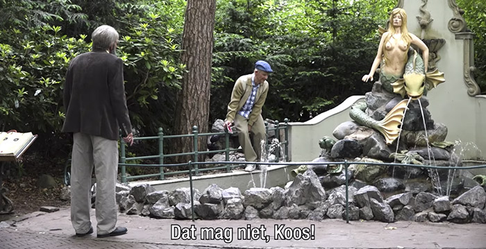 Youtubers vermommen zich als bejaarden en zetten Efteling op stelten