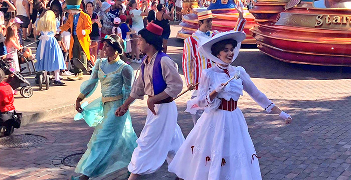 Disneyland Paris past parade aan vanwege hitte