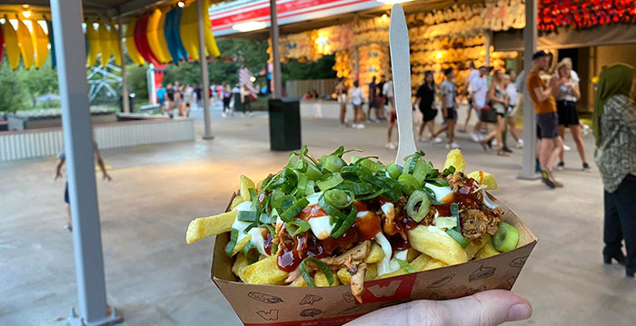 Walibi Holland zet friet met pulled chicken en lente-ui op het menu