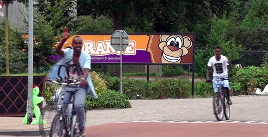 Volkswoede om asielzoekers bij pretpark: staatssecretaris belaagd