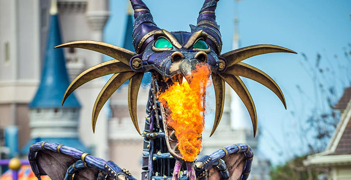 Grote vuurspuwende draak in nieuwe parade Disneyland Paris