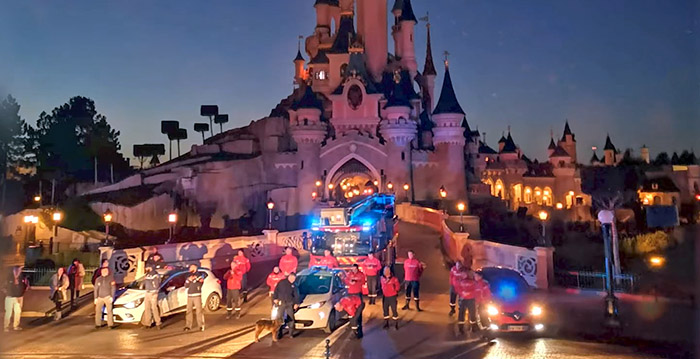 Medewerkers Disneyland Paris applaudisseren voor zorgverleners