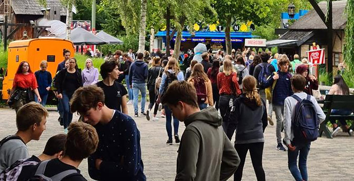 Walibi Holland laat meer bezoekers toe: ruim twee uur wachten op achtbaanritje