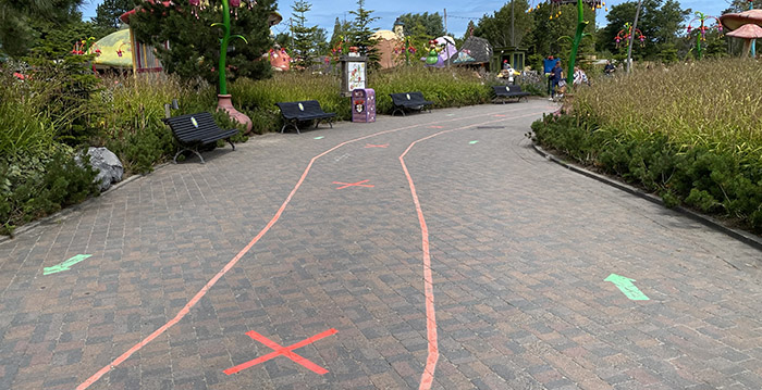 Gekleurde vakken, pijlen en kruizen wijzen bezoekers Plopsaland de weg