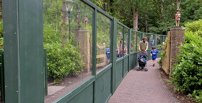 Efteling vervangt bouwhekken in Sprookjesbos door houten schutting