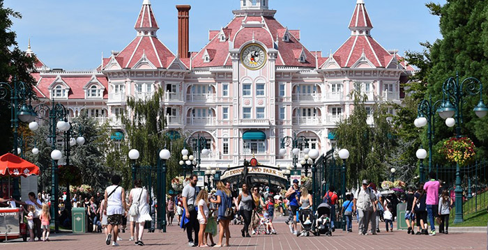 Topman Disney denkt na over koortscontroles bij Disney-parken