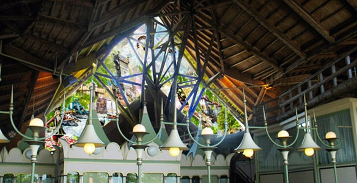 Efteling brengt eerbetoon aan medewerkers bij entreegebouw