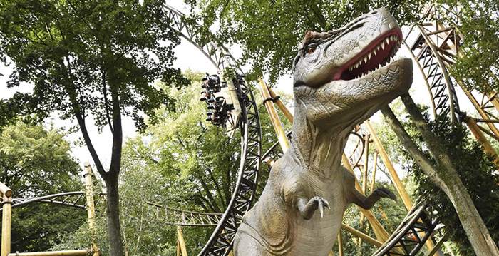 Dinosaurussen tussen de attracties in Duinrell