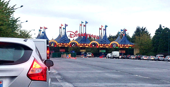 Absurde prijsverhoging: parkeren bij Disneyland Paris kost nu 30 euro