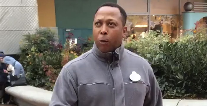 Video: medewerker Disneyland Paris kan geniale imitatie van Donald Duck