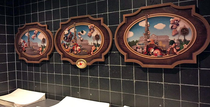 Efteling leukt toiletten op met speciale themaborden