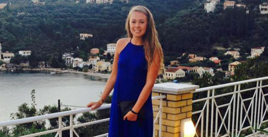 Slachtoffer achtbaanongeluk (18) doet haar verhaal: 'Het bot in mijn knie stak uit'