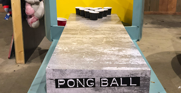 Populair drankspel Beer Pong in Walibi Holland