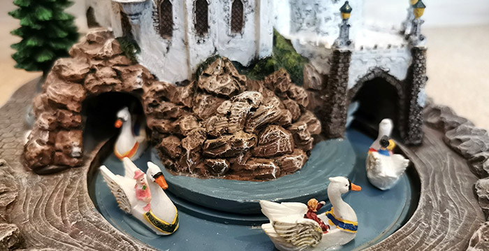 Te koop in de Efteling: werkend miniatuur van sprookje De Zes Zwanen