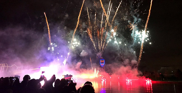 Video: gigantische vuurwerkshow in Disneyland Paris