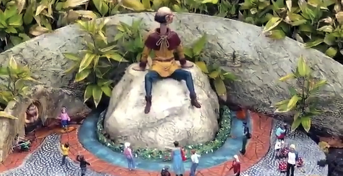Video: Efteling-figuur Langnek breekt zijn nek in Madurodam