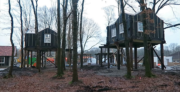 Foto's: boomhutten in nieuw vakantiepark Efteling staan overeind