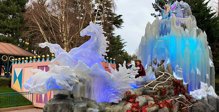 Disneyland Paris presenteert nieuwe Frozen-show met enorme paradewagen