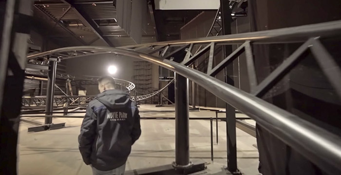 Video: Movie Park-achtbaan Van Helsing's Factory met de lichten aan