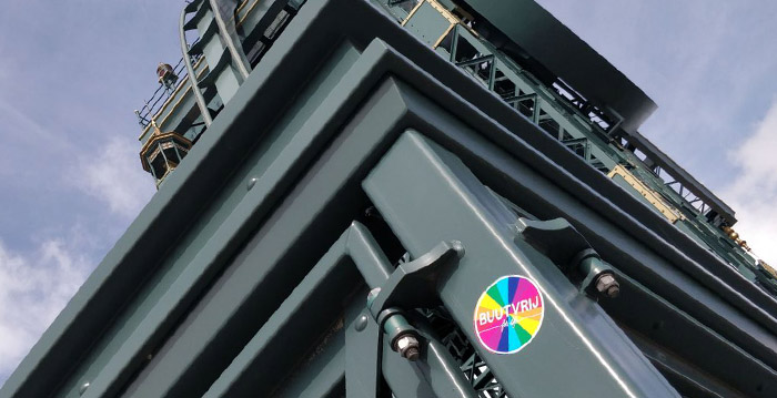 Reclamebureau plakt stickers in de Efteling