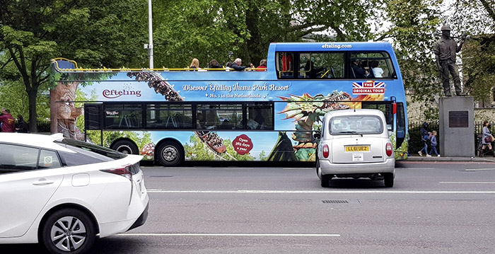 Efteling maakt reclame op Londense bus